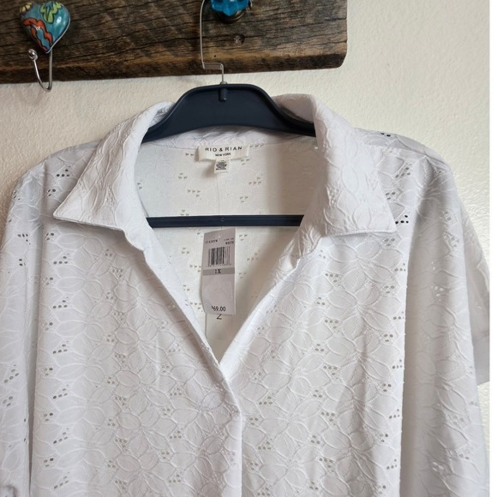 😍 Rio & Rian Polo Top Women 1X White Eyelet Floral V-Neck Short Sleeve New - Picture 9 of 13